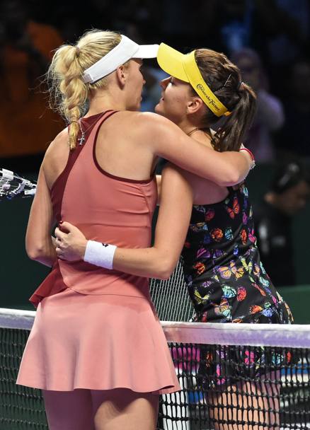 Wta Finals di Singapore, Caroline Wozniacki abbraccia la rivale, sconfitta, Agnieszka Radwanska (Afp)